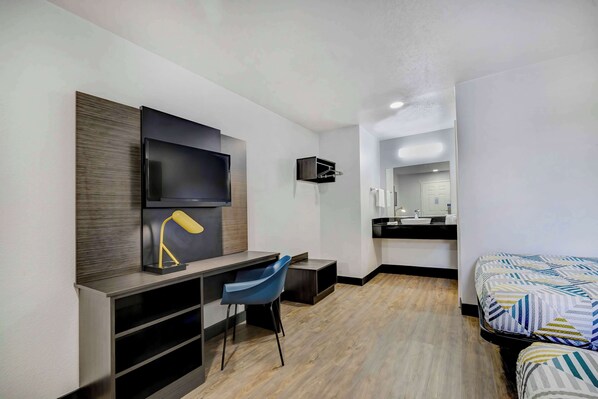 Skrivebord, wi-fi (inkludert) og sengetøy