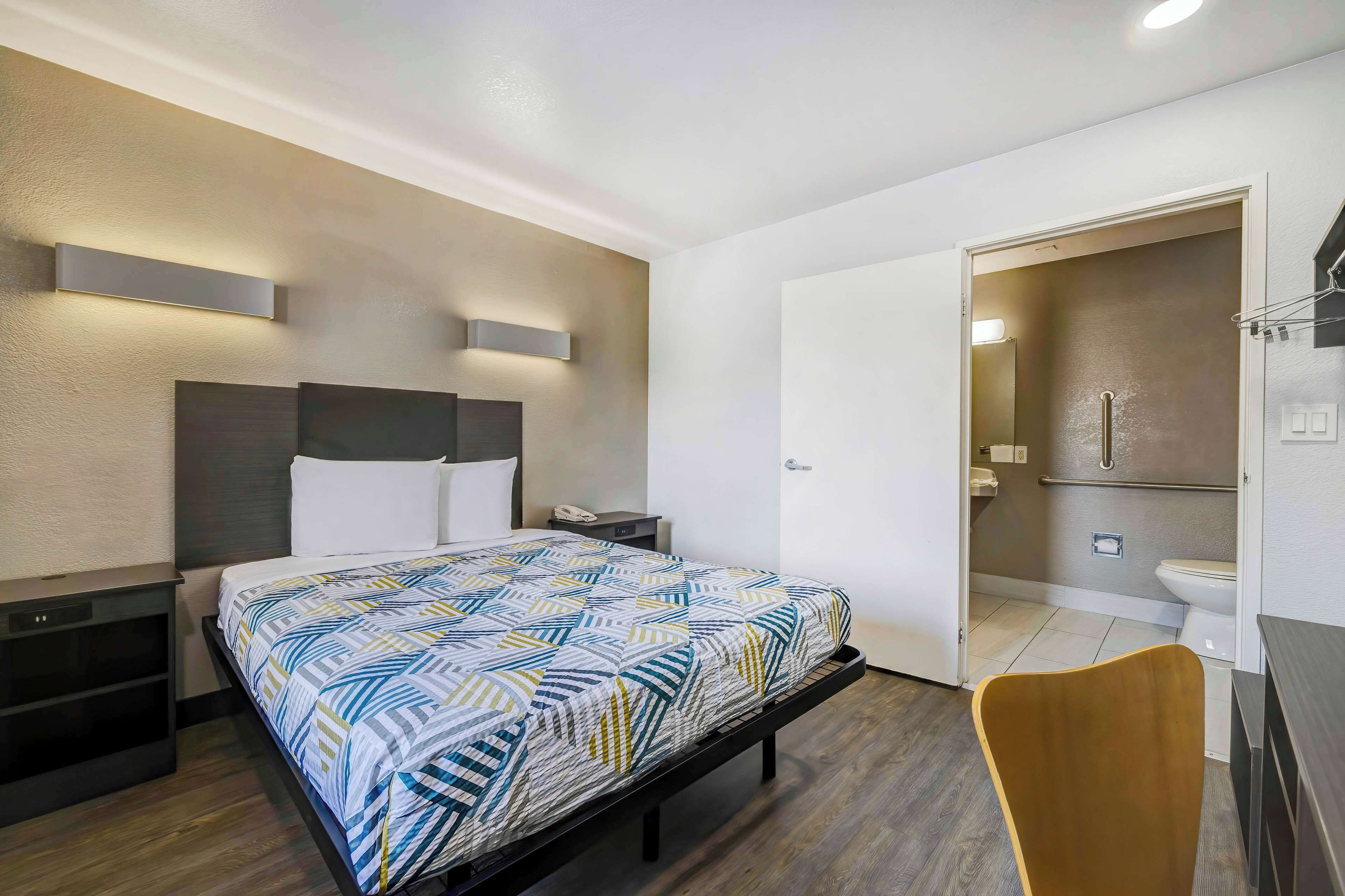 Työpöytä, ilmainen Wi-Fi, vuodevaatteet