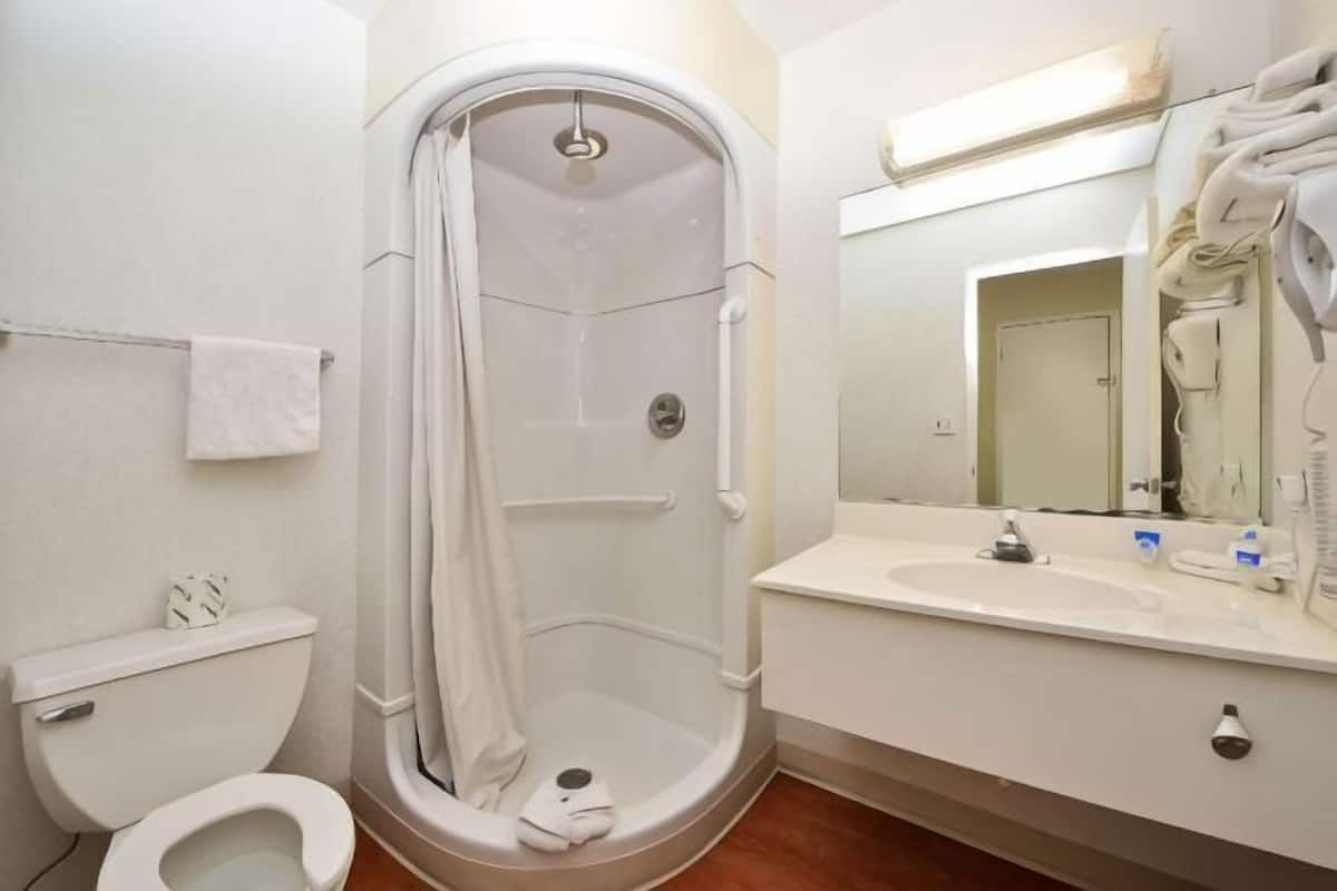 Bathroom | Shower, free toiletries, towels