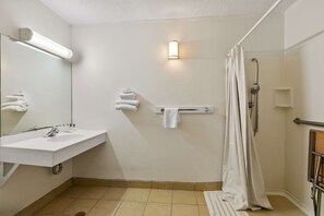 Quarto, 1 cama de casal, acessível, para não fumantes | Banheiro | Chuveiro, produtos de toalete grátis, toalhas de banho 