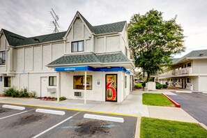 Property entrance - Motel 6 Wheat Ridge, CO - West - Denver North (Wheat Ridge)