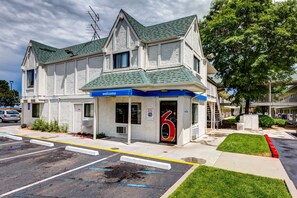 Property entrance - Motel 6 Wheat Ridge, CO - West - Denver North (Wheat Ridge)