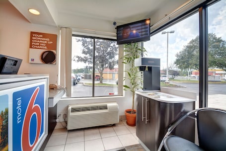 Lobby. Motel 6 Southington, CT - Hartford