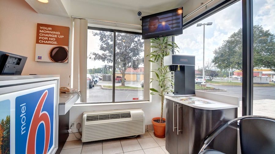 Motel 6 Southington, CT - Hartford