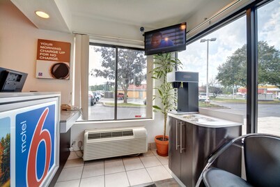 Motel 6 Southington, CT - Hartford