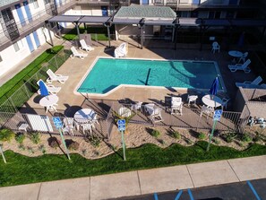 Seasonal outdoor pool - Motel 6 Sacramento, CA - Central (Sacramento)