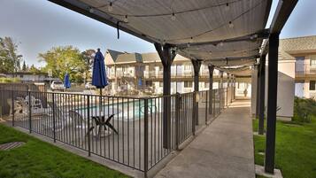 Een seizoensgebonden buitenzwembad