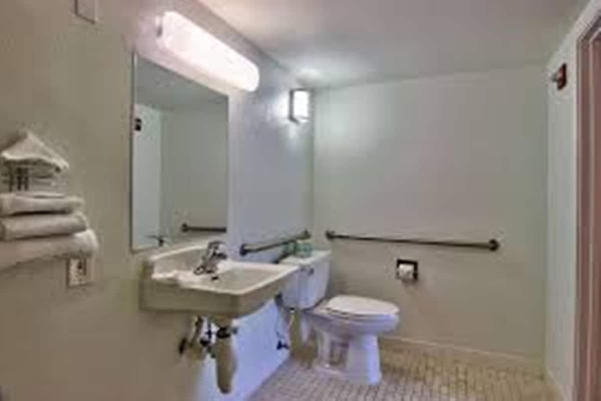 Standard Room, 1 Double Bed, Accessible, Non Smoking | Bathroom | Shower, towels