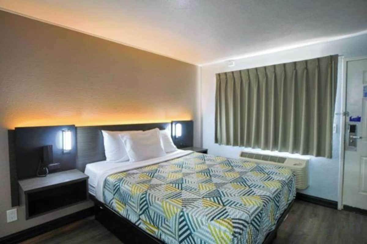 1 Queen Bed | Non-Smoking, Micfridge