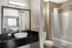 Combined shower/bathtub, towels - Motel 6 Merced, CA - North (Merced)