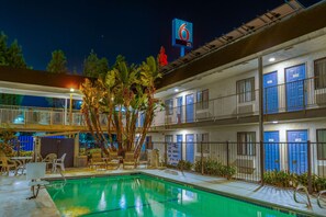 Seasonal outdoor pool - Motel 6 Merced, CA - North (Merced)