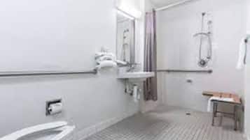 Combined shower/tub, towels