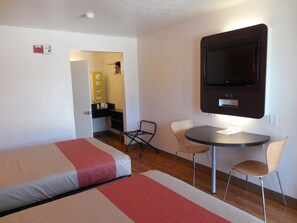 Escritorio, cortinas blackout, wifi gratis y ropa de cama 