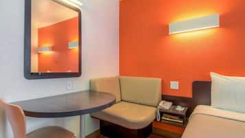 Een bureau, verduisterende gordijnen, gratis wifi, beddengoed