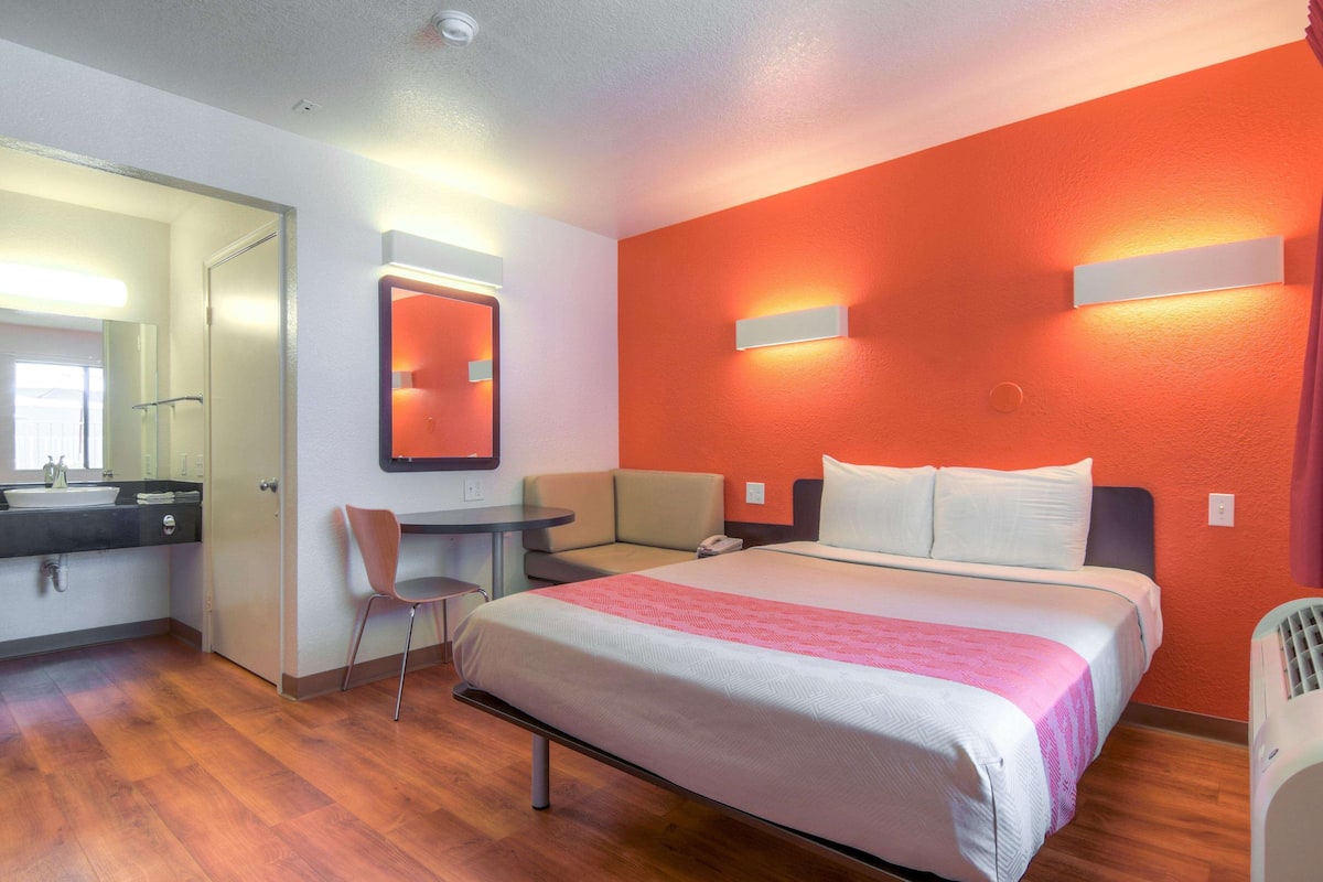 Desk, blackout curtains, free WiFi, bed sheets
