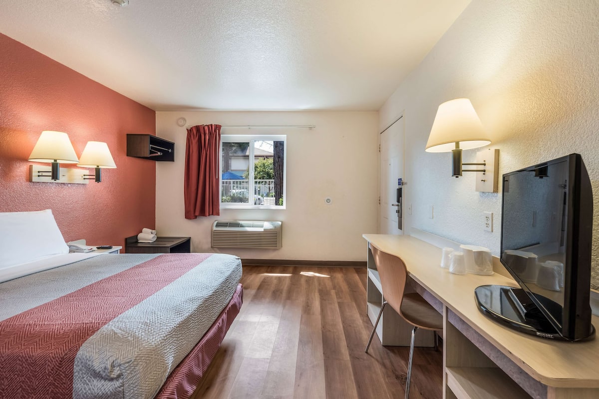 واي فاي مجانًا وملاءات أسرّة