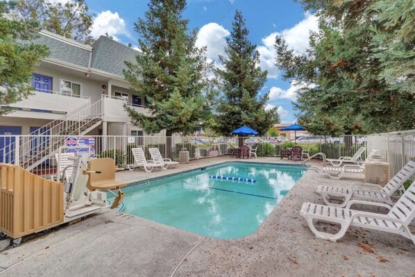 حمّام سباحة خارجي