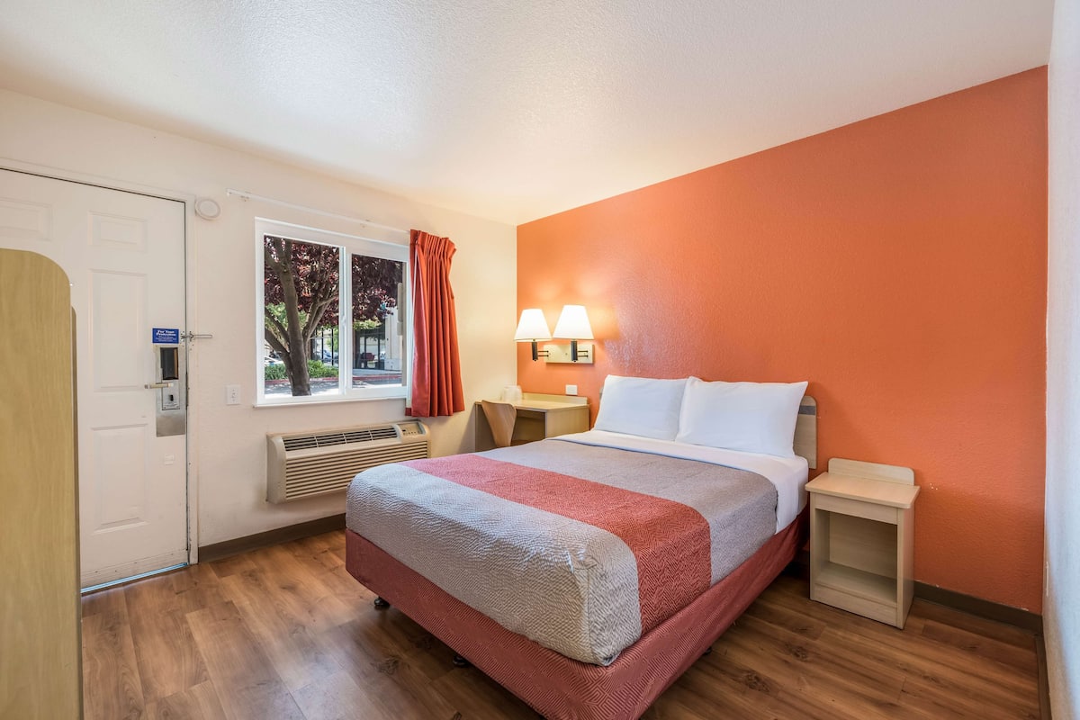 واي فاي مجانًا وملاءات أسرّة