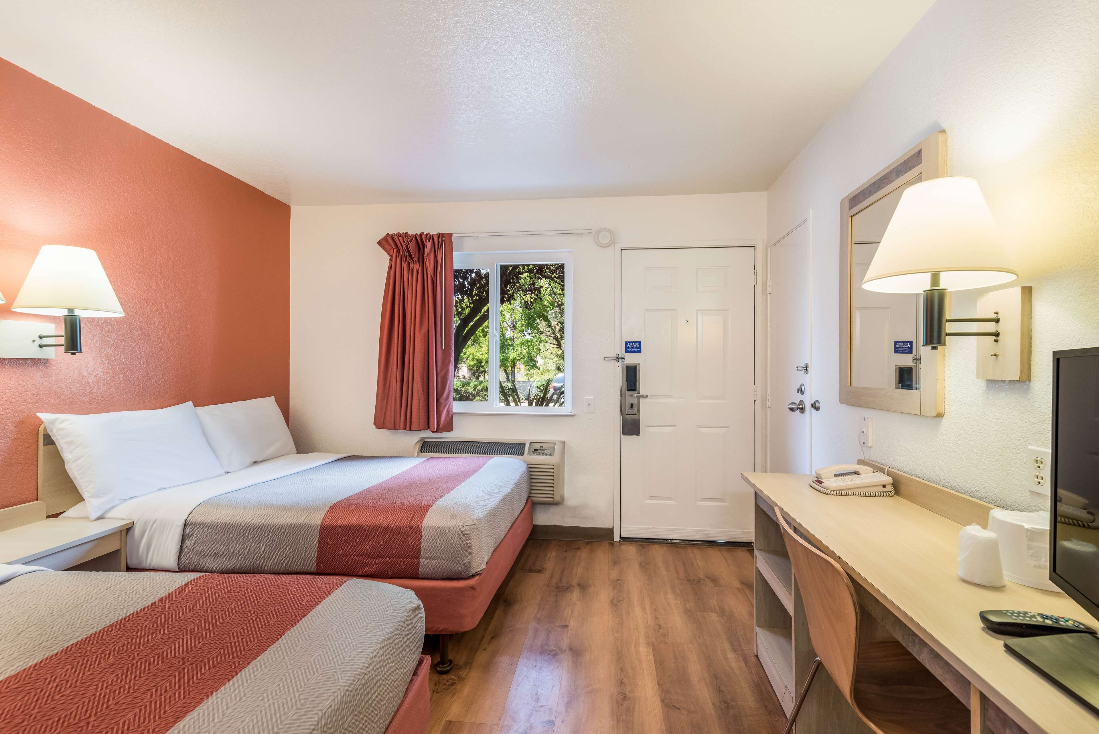 واي فاي مجانًا وملاءات أسرّة