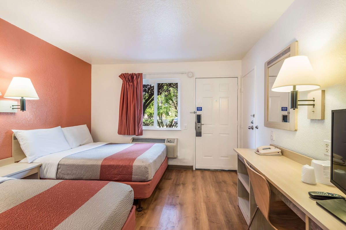 واي فاي مجانًا وملاءات أسرّة