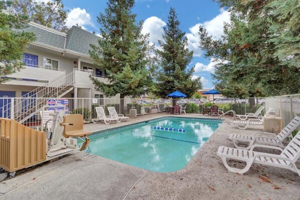 حمّام سباحة خارجي