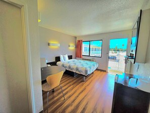 Cortinas blackout, wifi gratis y ropa de cama 