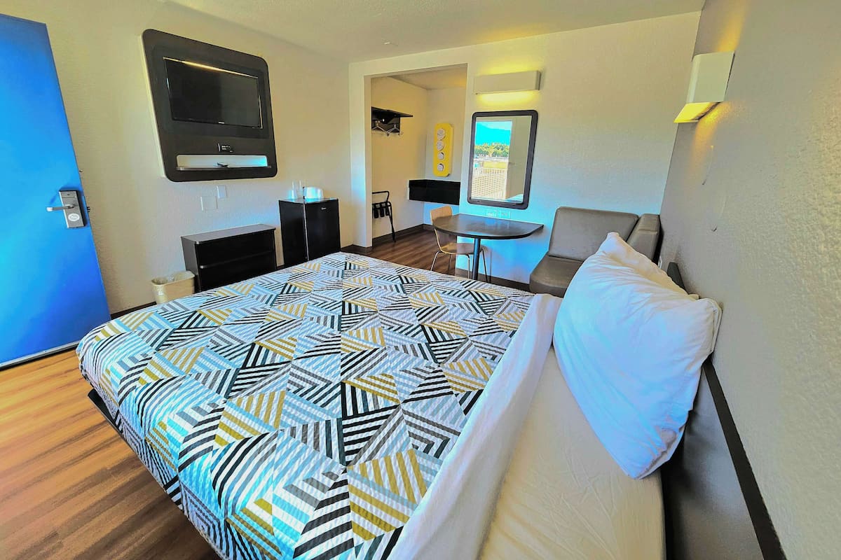 Blackout curtains, free WiFi, bed sheets