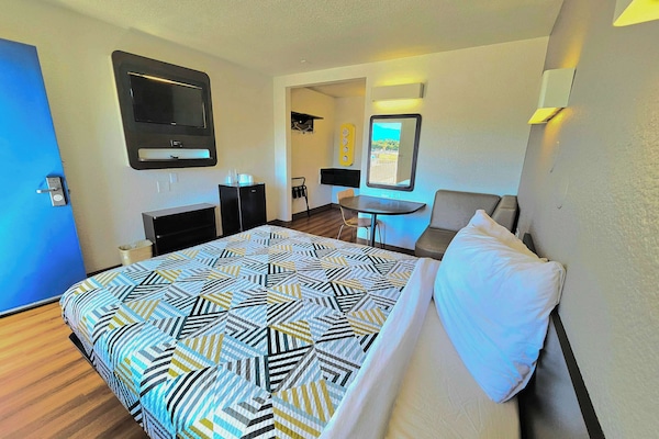 Blackout drapes, free WiFi, bed sheets