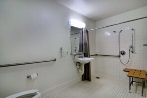 Combined shower/tub, towels