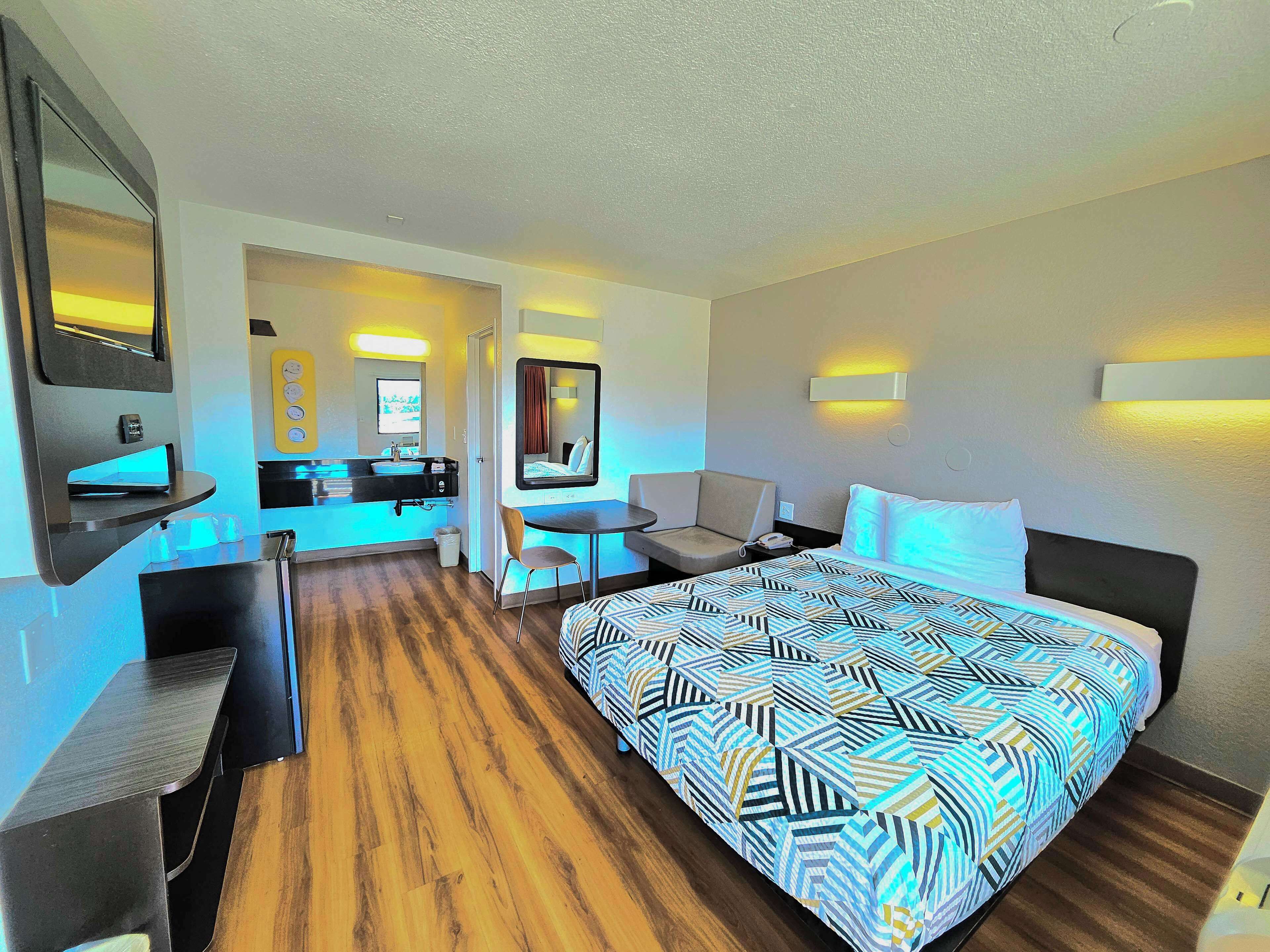 Blackout drapes, free WiFi, bed sheets