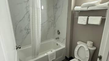 Combined shower/bathtub, towels