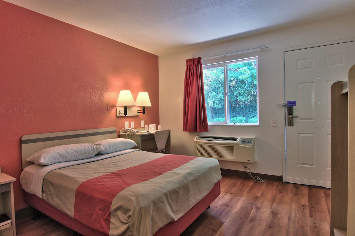 Free WiFi, bed sheets, wheelchair access