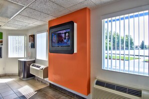 Television - Motel 6 Sacramento, CA - South Sacramento & Elk Grove (Sacramento)