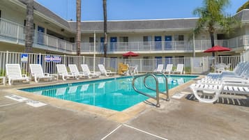 Kolam renang outdoor, dengan payung kolam renang dan kursi berjemur