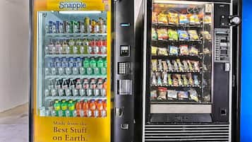Deux distributeurs automatiques : l’un propose des boissons et l’autre des en-cas.