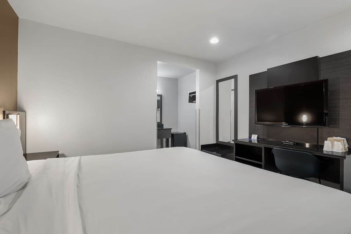 Espacio para trabajar con laptop, cortinas blackout y wifi gratis