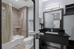 Bañera con ducha, toallas