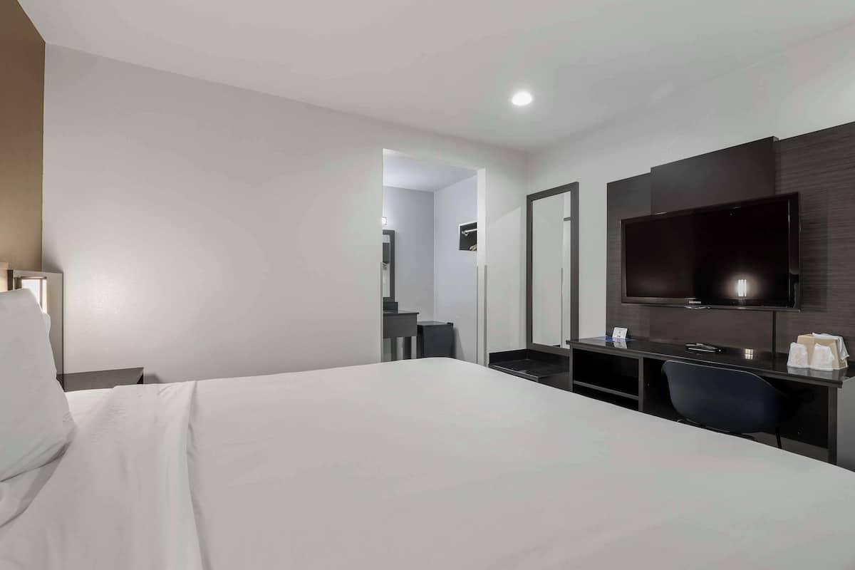 Laptop workspace, blackout curtains, free WiFi, bed sheets