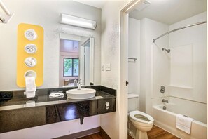 Combined shower/tub, towels