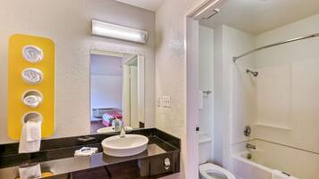 Tina con regadera y toallas