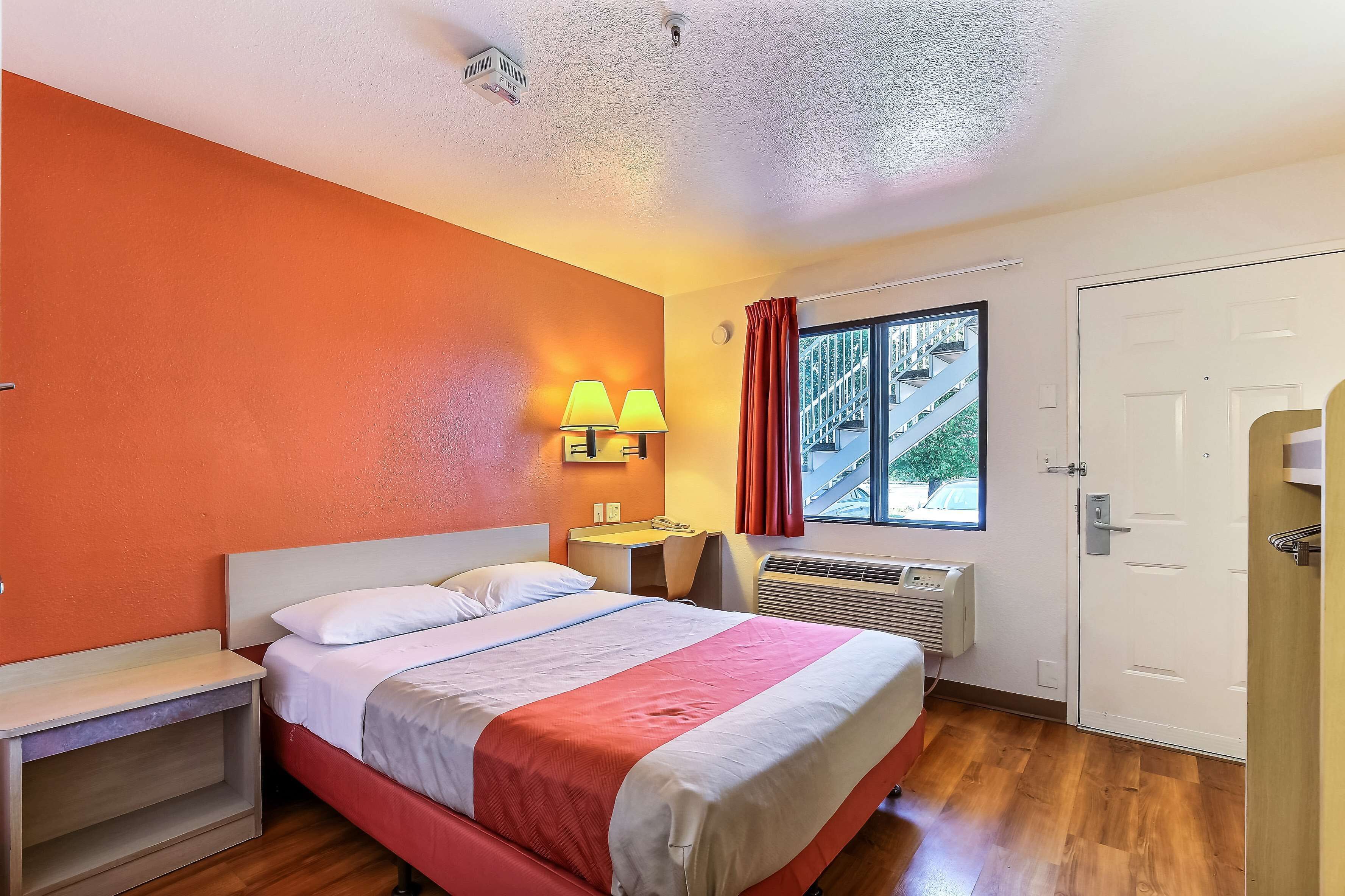 WiFi (無料)、ベッドシーツ