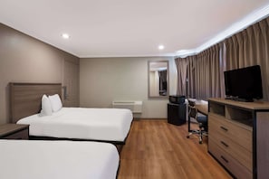 Escritorio, cortinas blackout, cunas gratuitas y wifi gratis
