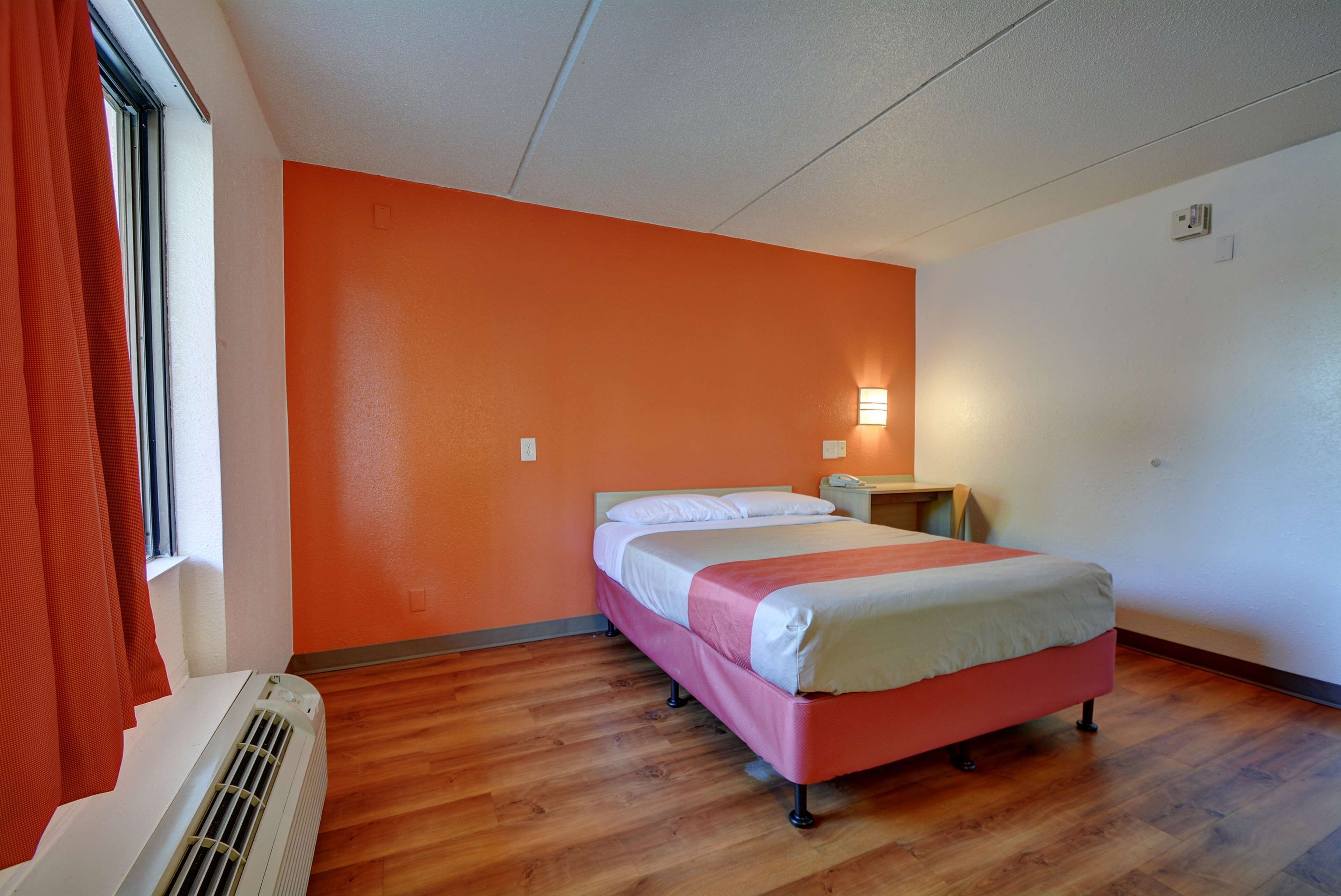 WiFi (free), bed sheets