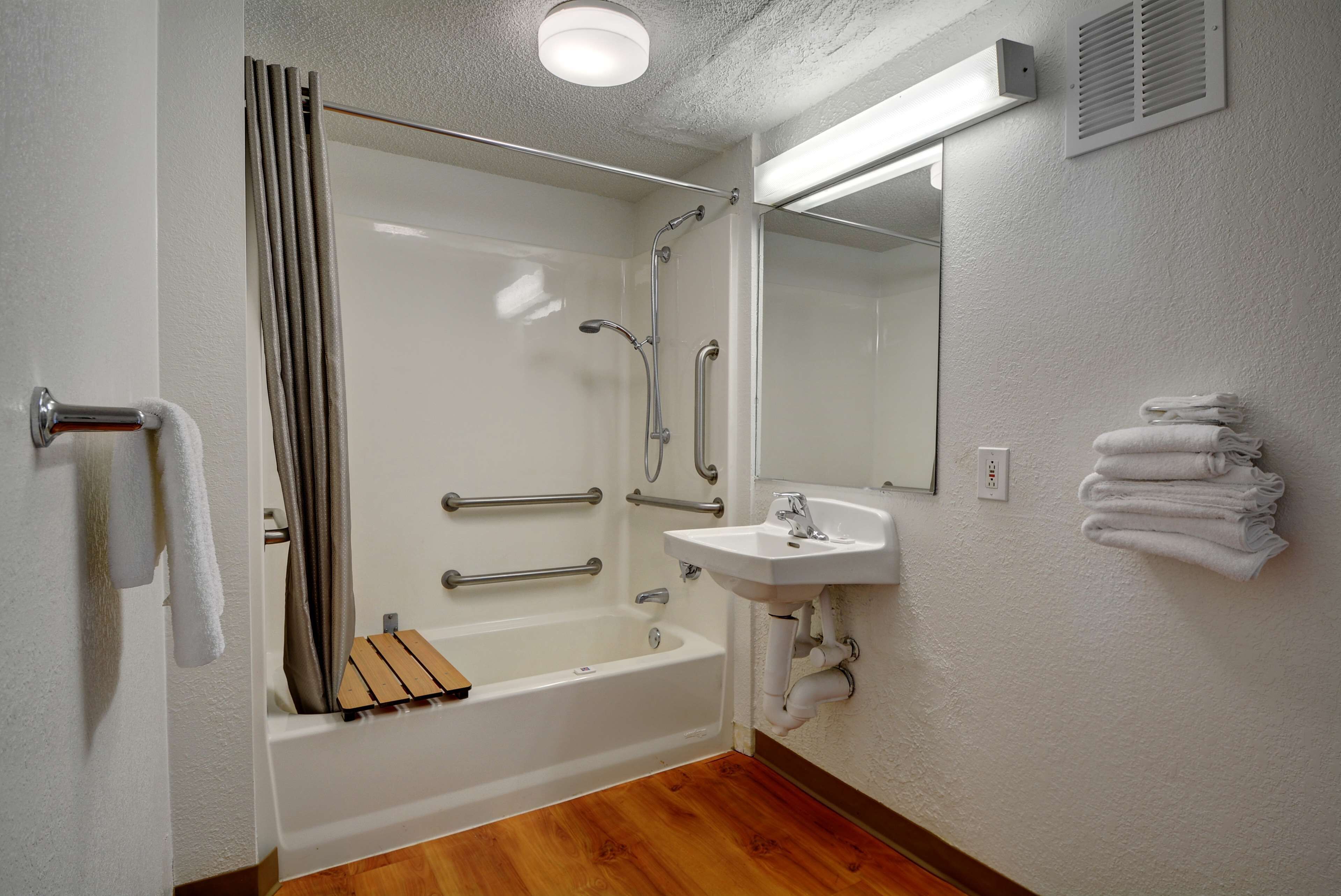 Combined shower/tub, towels