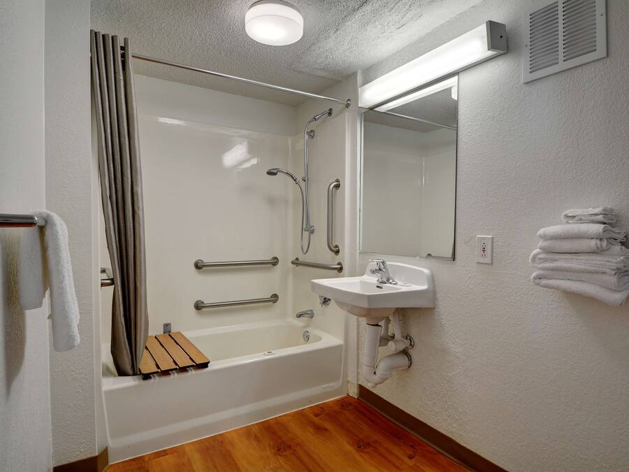 Combined shower/tub, towels