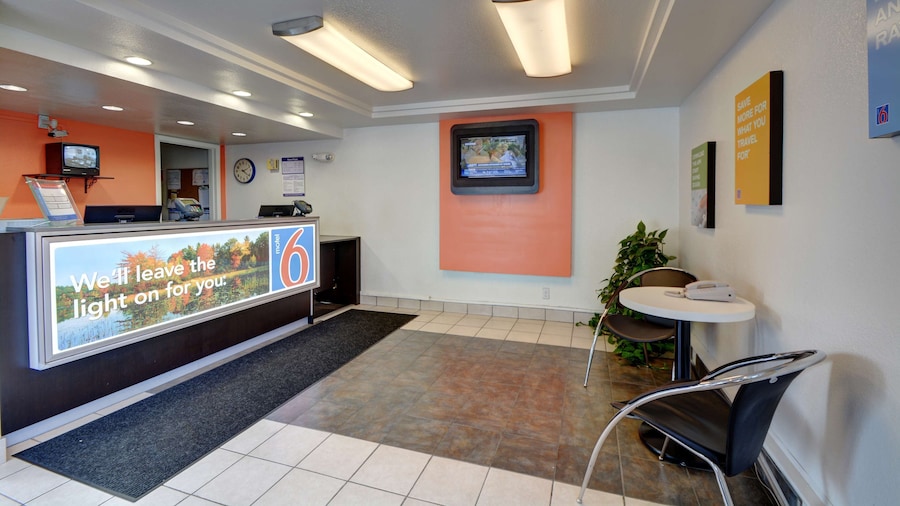 Motel 6 Chicopee, MA - Springfield