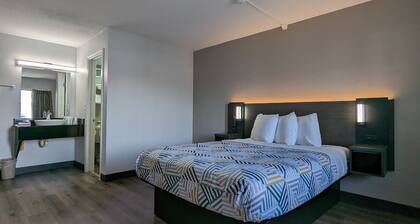 Motel 6 Leominster, MA