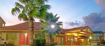 Howard Johnson by Wyndham Houston Hobby Airport