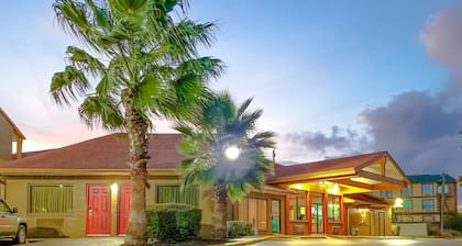 Howard Johnson by Wyndham Houston Hobby Airport