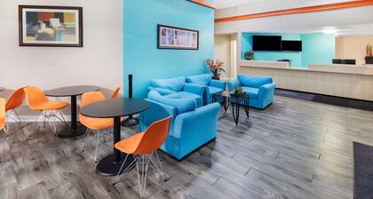 Howard Johnson by Wyndham Houston Hobby Airport